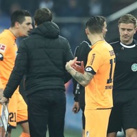ブンデス副審、試合中に「足首グニャリ」…!途中交代になる 画像