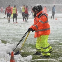 J2新潟、すげぇ!スタジアムの除雪作業に600人が集結、芝生も見えてきた 画像