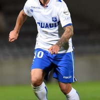 Why?試合中になんと「味方同士で乱闘」!2人とも一発レッドで退場だよ! 画像