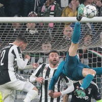 ロナウドの「衝撃バイシクル弾」!なんとバルサ選手も絶賛する 画像