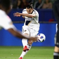 イブラヒモヴィッチ、今度は「強烈ミドル」でビビらせる!MLSの2戦目で 画像