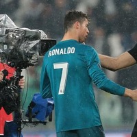 これがスポーツの美しさ!ブッフォンとC・ロナウドの抱擁シーンがグッとくる 画像