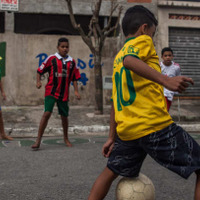 これが、サッカー王国ブラジル!素人おじさんの足技がすげぇぞ 画像