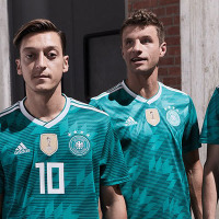 ドイツ代表、W杯アウェイユニフォームを発表!栄光の「1990」にインスパイア 画像