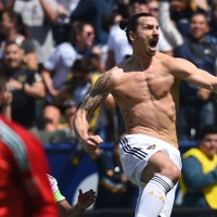 イブラヒモヴィッチ、MLSデビュー戦で神になる!「伝説的2ゴール」を見逃すな 画像