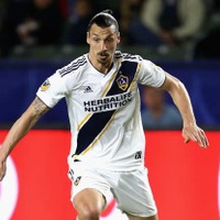 イブラ、MLSで3ゴール目!あの元ユナイテッド選手の目の前で決める 画像
