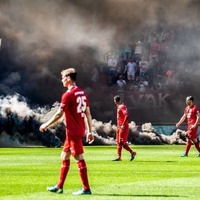 完全に火事…オランダ1部での「発煙筒」の投げ入れが恐怖すぎる 画像