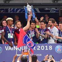 PSG、前代未聞のサプライズ!なんと相手の主将と一緒にトロフィー掲げる 画像