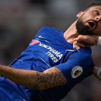 チェルシーの新ユニフォーム、ローマ公式にあおられる 画像