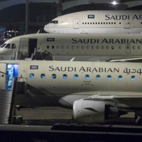 サウジに仰天広告が登場!ピッチ横に「小型飛行機」、しかもボールを追う 画像