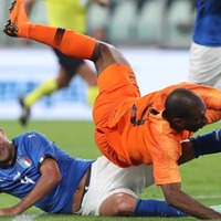 W杯に出ないイタリアvsオランダが激突!「ゴールシーンと一発レッド」を見る 画像