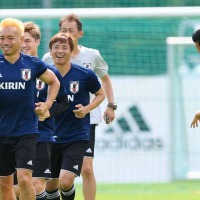 突如金髪になった長友!苦境の日本を救えるのか 画像