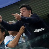 W杯で禁煙無視+中指おっ立てたマラドーナ、「FIFA大使」クビも? 画像