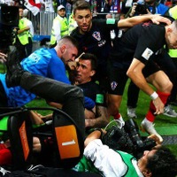 これはいい！W杯でクロアチア選手に押し倒されたカメラマン、その瞬間の写真が 画像