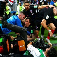 これはいい!W杯でクロアチア選手に押し倒されたカメラマン、その瞬間の写真が 画像