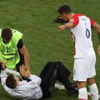 ロヴレンにボコられる写真が話題…W杯決勝の乱入者は有名バンド 画像