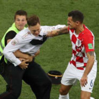 W杯決勝戦に乱入の人気バンド、ついに解放される 画像