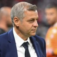 リヨン監督がファンを振り切り逃走…衝撃動画が話題に 画像