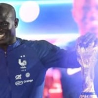 カンテ、愛されすぎ!フランス代表選手たちが胴上げ!ファンは大合唱 画像