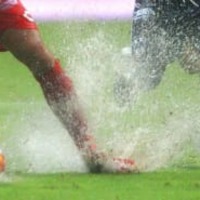 大雨のなかサッカーするとプロでもこうなる!とんでも珍ゴールが話題 画像