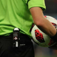 サッカー界に新たな「伝説動画」誕生!なんとPKが主審の顔面に当たってゴール 画像