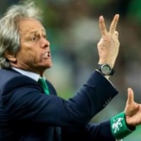 サッカーっていいね!サウジで監督と相手選手が激突も「ほっこり」 画像