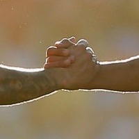 これぞサッカー仲間の連帯だ!捨て身の抗議に、相手選手やファンまでが… 画像
