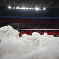 やめてあげて…サッカー審判、ファンから「雪の集中砲火」を浴びる 画像
