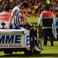 怪我したユース選手、助けにきた救護車に轢かれる 画像