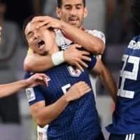 相手はアズムン?長友の「イラン選手と仲直り」、現地メディアでも報じられる 画像