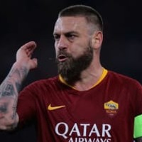 デ・ロッシ、キャプテンマークを全力拒否!思いっ切り投げ返す 画像