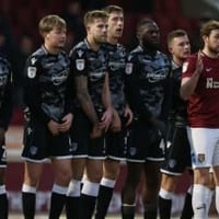 サッカーのフリーキック、“壁”のルールが変更へ 何が禁止される? 画像