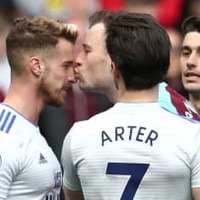 ダチョウ倶楽部か!プレミアリーグ、激怒からのキスでイエロー 画像