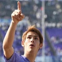 イニエスタの“鬼スルーパス”からの、ポドルスキvs佐々木翔が熱かった 画像
