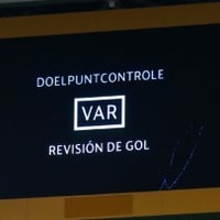 超レアなVAR!退場になった選手、イエロー取り消しで喜ぶも一発レッド 画像