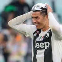 ロナウド、なぜ優勝後に頭が泡だらけだったのか “犯人”が判明! 画像