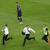 ロシアW杯決勝でピッチ乱入したバンド、メンバー2名が亡命 画像
