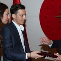 エジルと嫁、結婚式で祝儀断る!逆に「子供1000人の手術費」 を寄付 画像