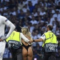 CL決勝に乱入のハイレグ女性、インスタが復活!セクシー写真も話題に 画像