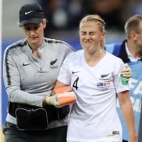 女子W杯で涙…クロス直撃の選手、腕が完全に折れる 画像