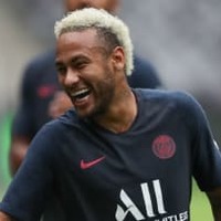 ネイマール、PSG監督に押し倒される!話題の「謎シーン」がこれ 画像