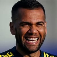 見よブラジルの熱さ!ダニ・アウヴェスへの「もみくちゃ」歓迎がこれ 画像