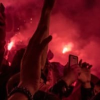これはヤバい!アルバニアダービーの「ファン暴動」が危険すぎる 画像