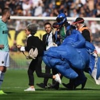 セリエAで謎事件!ルカクもビビった?「覆面男のパラシュート降下」がこれ 画像