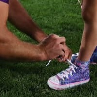男の子とサッカー選手のキュートすぎる「靴ひも結び」がこれ 画像