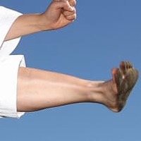 これはひどい!「最悪カラテキック」2発からの大乱闘がこれ 画像