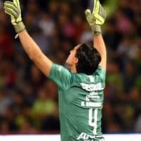 背番号4のGKが伝説ゴール!仰天の「100m超ロングシュート」がこれ 画像