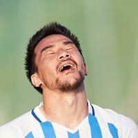 岡崎慎司、ブッ倒される!相手退場の「首掴み倒し」がこれ 画像