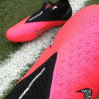 サッカーでも“ピンク”!NIKEの新スパイク『ファントムビジョン2』が登場 画像