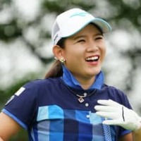 球を打ち分けるのが得意な吉本ひかる 見習うべきはアドレス【大江香織の美スイングがお好き】 画像